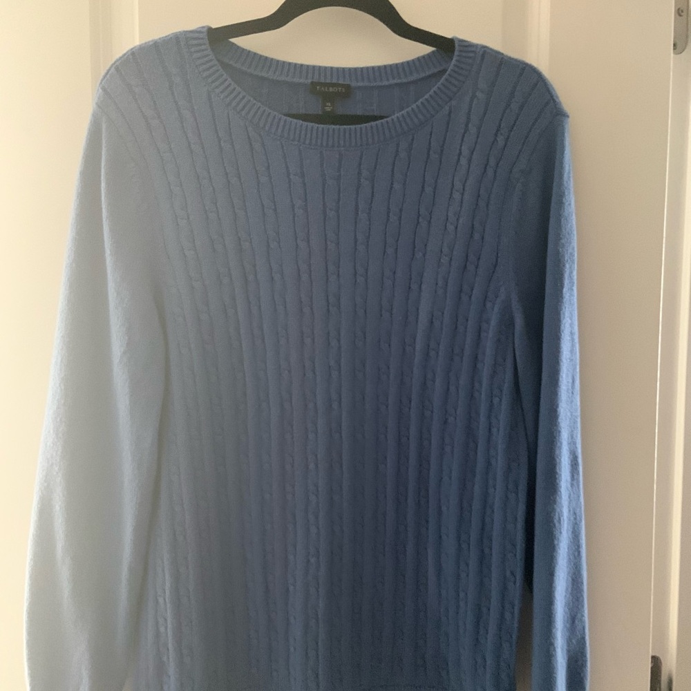 Beautiful like new tablets sweater.